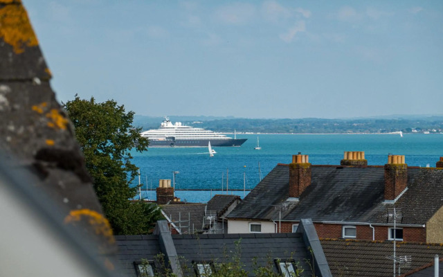 Trent Tops 3-bed penthouse apartment in West Cowes