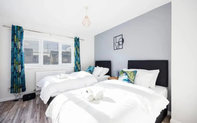 Remarkable 2- Bed House in Barking Essex