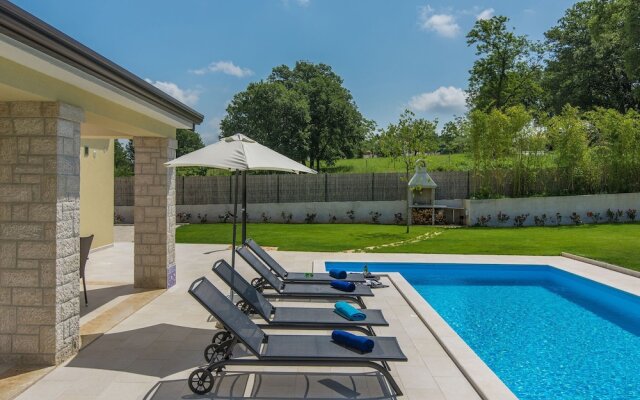 Villa Giovanna Fuskulin With Pool Near the Beach
