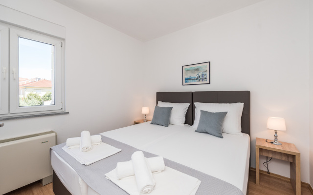 Apartment Ela 220m From the Beach