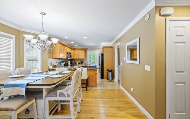 Bradley Bungalow Sleeps 11 Sevierville