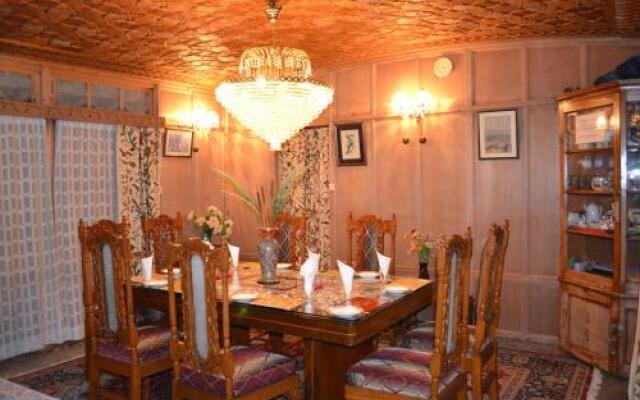 Kings Rose Houseboat