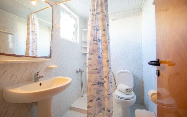 Manthos Beachfront Apts & pool