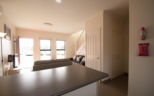 Yarra Glen Racecourse Apartments – Guest Rooms – Melbourne