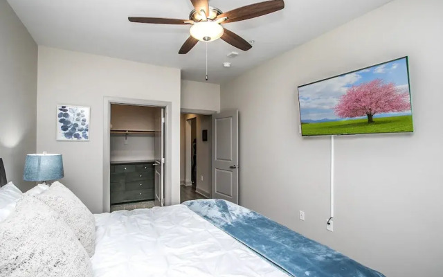 Rooftop Pool, Views, Close to Shops & Dining C4427