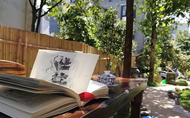 Wuyuan Fangzi Tea Homestay (Wuyuan High-speed Railway Station Xiangao Ancient City Branch)
