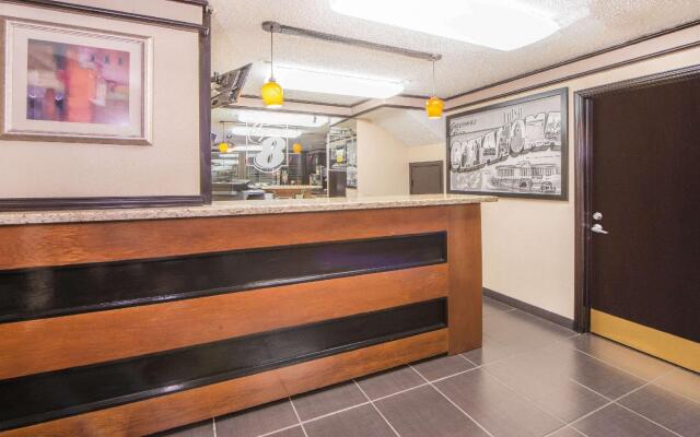 Super 8 by Wyndham Tulsa/Arpt/St Fairgrounds