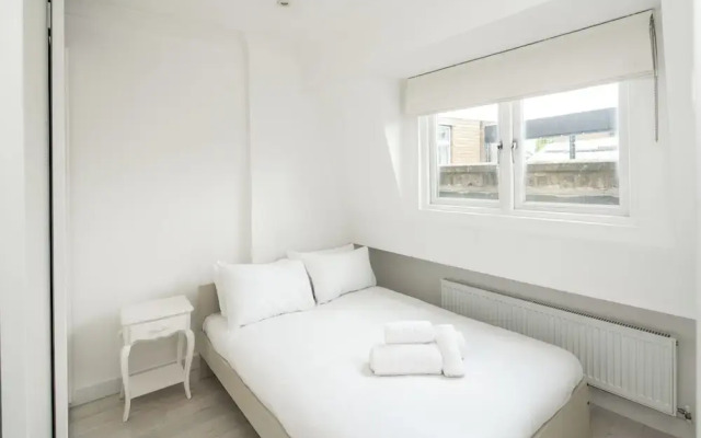 Elegant 2BD Flat near Portobello Rd with Balcony