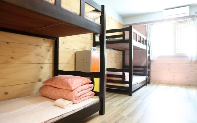 Basecamp Guesthouse - Hostel