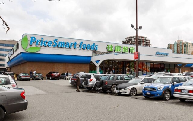 Convenient 2bdr 2BA Richmond Centre Condominium