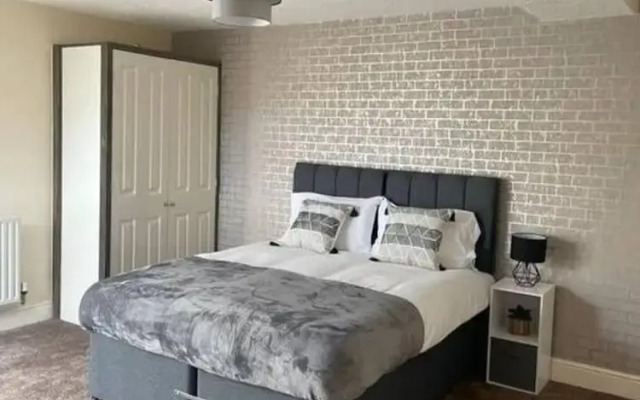 Central top Floor 2-bed Apartment in Swindon