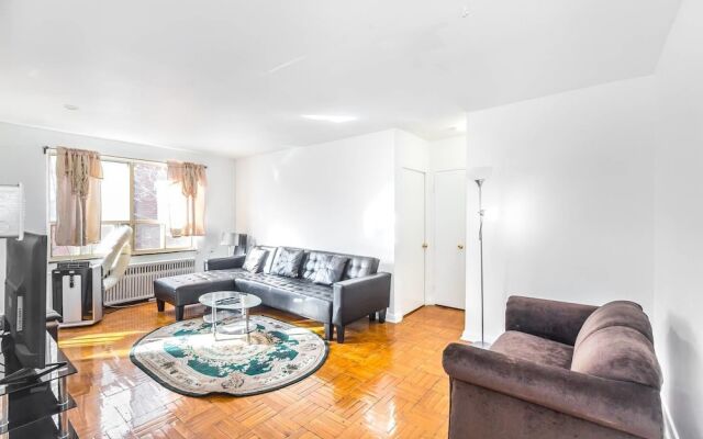 Magnificent Condo at Leaside - 10 Mins to Downtown