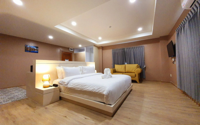 USABAI Riverside Boutique Hotel