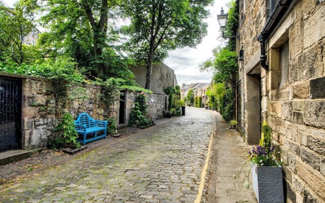 Cool St Stephen Street Apartment: Prime New Town Location