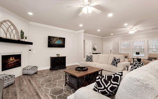 Modern Farmhouse - 2 Blocks to Downtown Square!