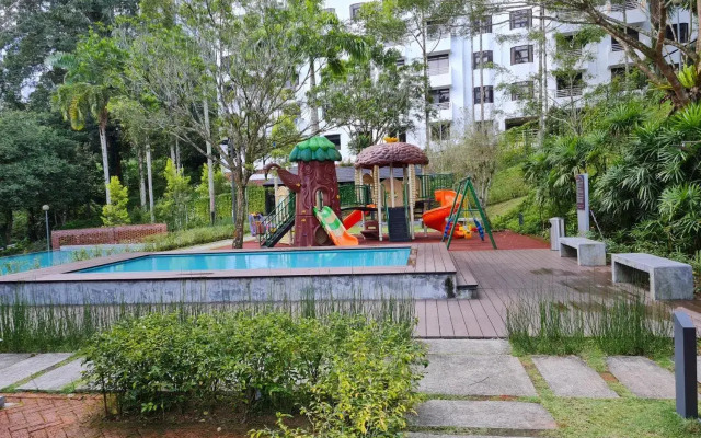 2 bedrooms surrounding natural View and pool