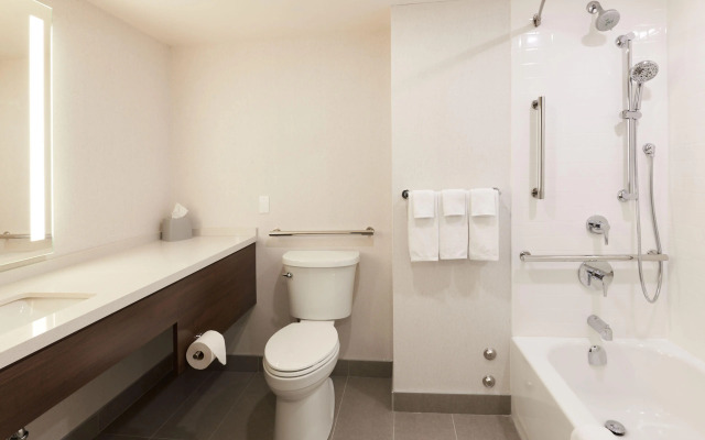 Holiday Inn Hotel & Suites Ottawa Kanata by IHG