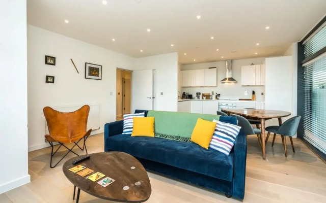 Stunning 2BD Flat Overlooking River Lea Hackney