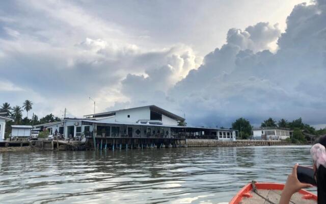 Chaiyai River Front Hotel