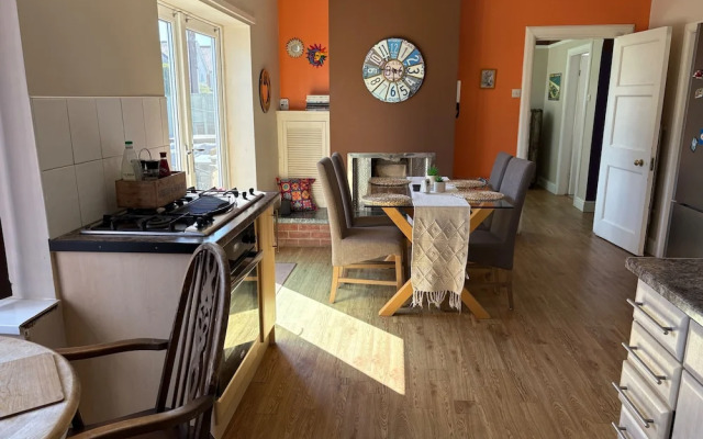 10 Guests - 5 Bedrooms - Free Parking - Petok