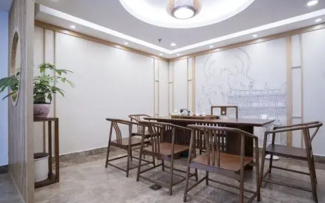 Sunshine Holiday Hotel
