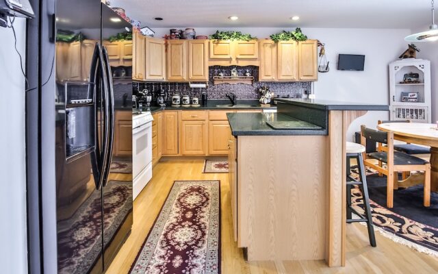 Pickerel Point Executive - 5 Br Home
