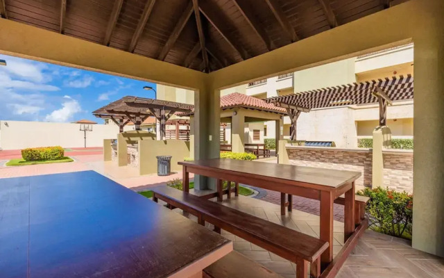 2BR Duplex Palmaruba Condos w Great Location