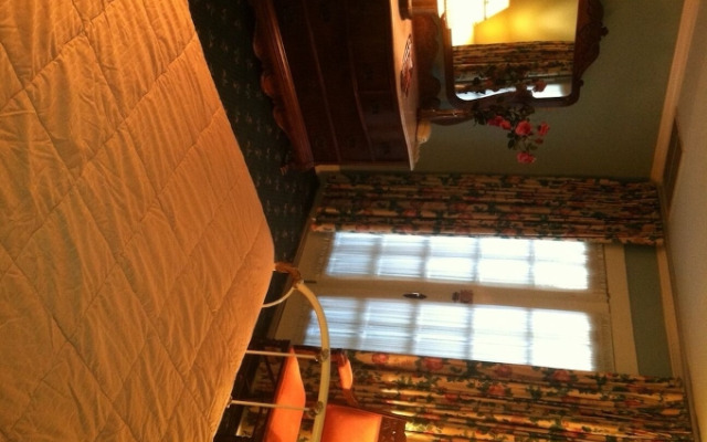 Nine-0-Five Royal Hotel