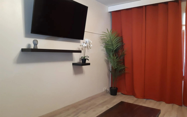 Keskustan kaksio parvekkeella, ilmastoitu.