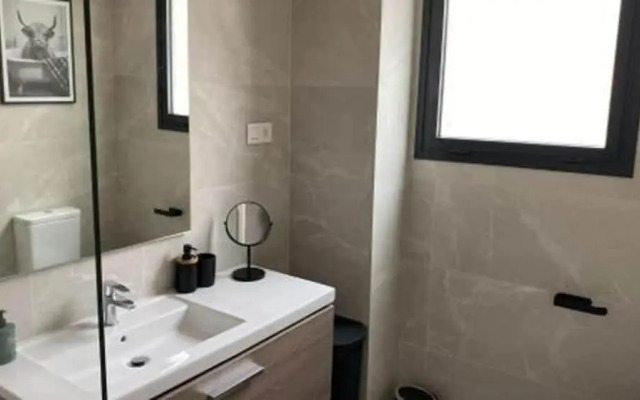 6 Guests - 3 Bedrooms - Private Garden - Pool