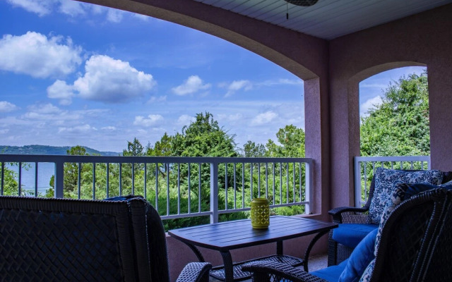 Afternoon Delight 2 Bedroom Condo by Redawning