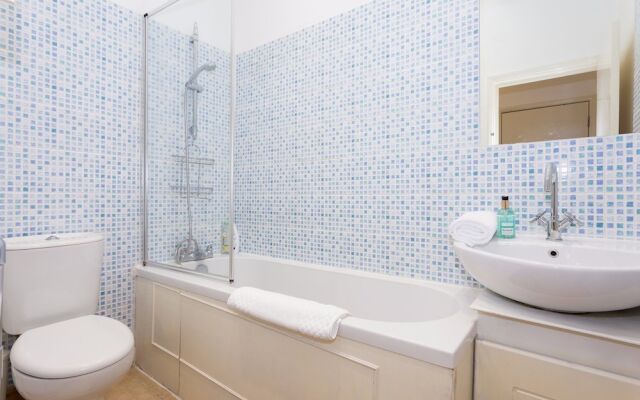 1 Bedroom Flat in Bayswater Accommodates 4