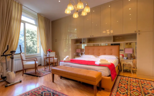 Spanish Steps Hills Apartment