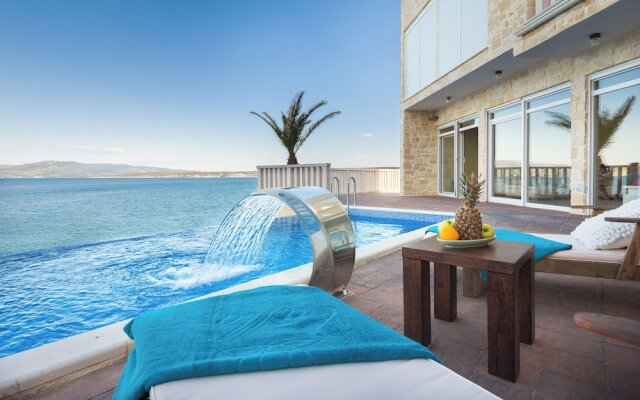 Luxury at Villa Cama - Your Dream Vacation Rental!