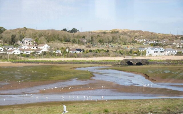 Luxurious 2 Bedroom Apartment With Estuary View