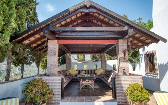 Luxury 4-bedroom villa, private pool and outhouse