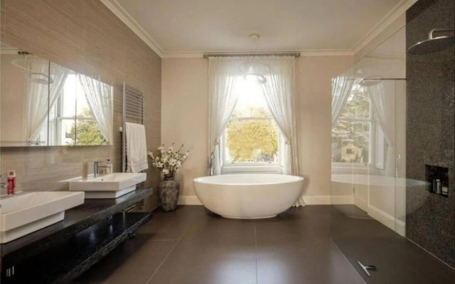 Belgravia Mews House With Pool