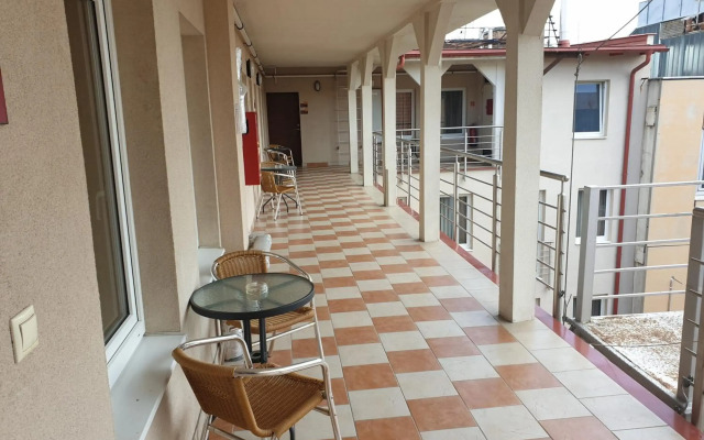 Six Inn Hotel