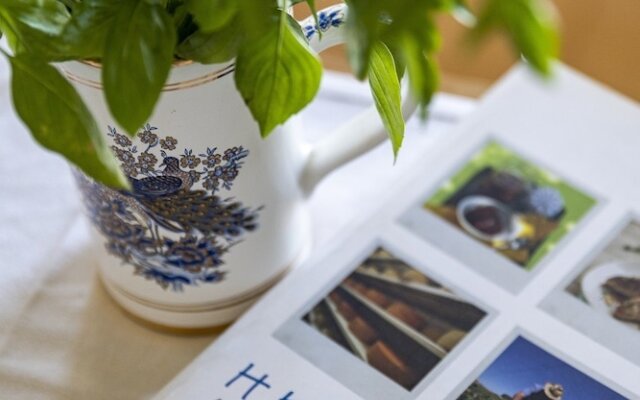 Live by the sea at House Almyra