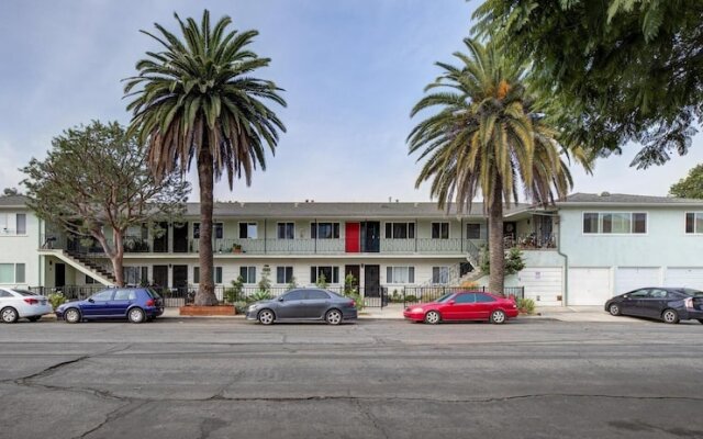 Cute Apt Close To Downtown, Long Beach! 1 Bedroom Apts by RedAwning