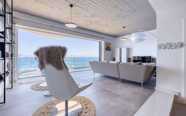 Superb Seafront Family Apartment
