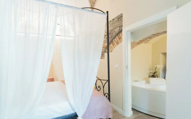 Romantic Escape City Centre With Jacuzzi & Parking