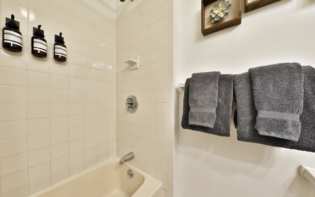 Modern Studio in South End!