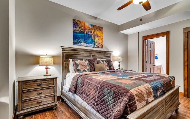 Rockwood Lake Lodge 7 Bedroom Home by RedAwning