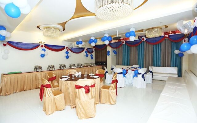 OYO 8183 Hotel Sandal Wood