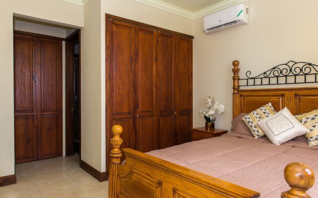 Kinsgton Modern Duplex Apartment with Pool