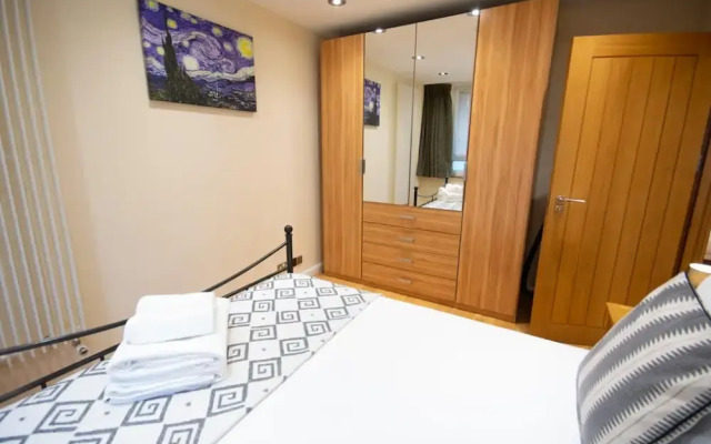 2-bedroom Tower Bridge Apartment Private Terrace for 6, London