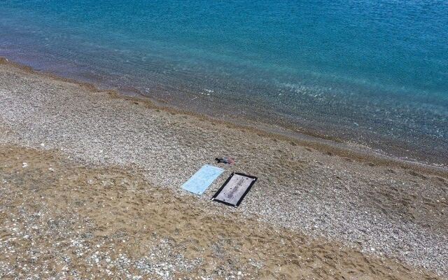 Live by the sea at House Almyra