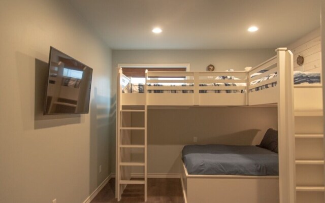 Salt and Horns - 4 Br Home