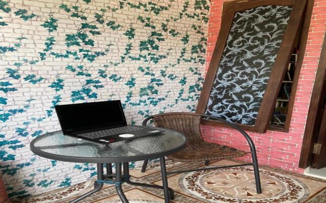 SPOT ON 91616 Kharisma Guest House